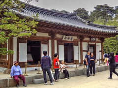 朝鮮儒学の巨頭・栗谷李珥とその母･申師任堂(シン・サイムダン)が暮らしていた「鳥竹軒」。申師任堂は5万ウォン札の肖像画にもなっていて、韓国では良妻賢母の鑑とされている女性だそうです。

「鳥竹軒」は朝鮮中宗(1488 〜1544)に建てられた建築物で、家の裏庭にある庭園に烏のような黒い竹が生い茂っていることから名づけられたそうです。