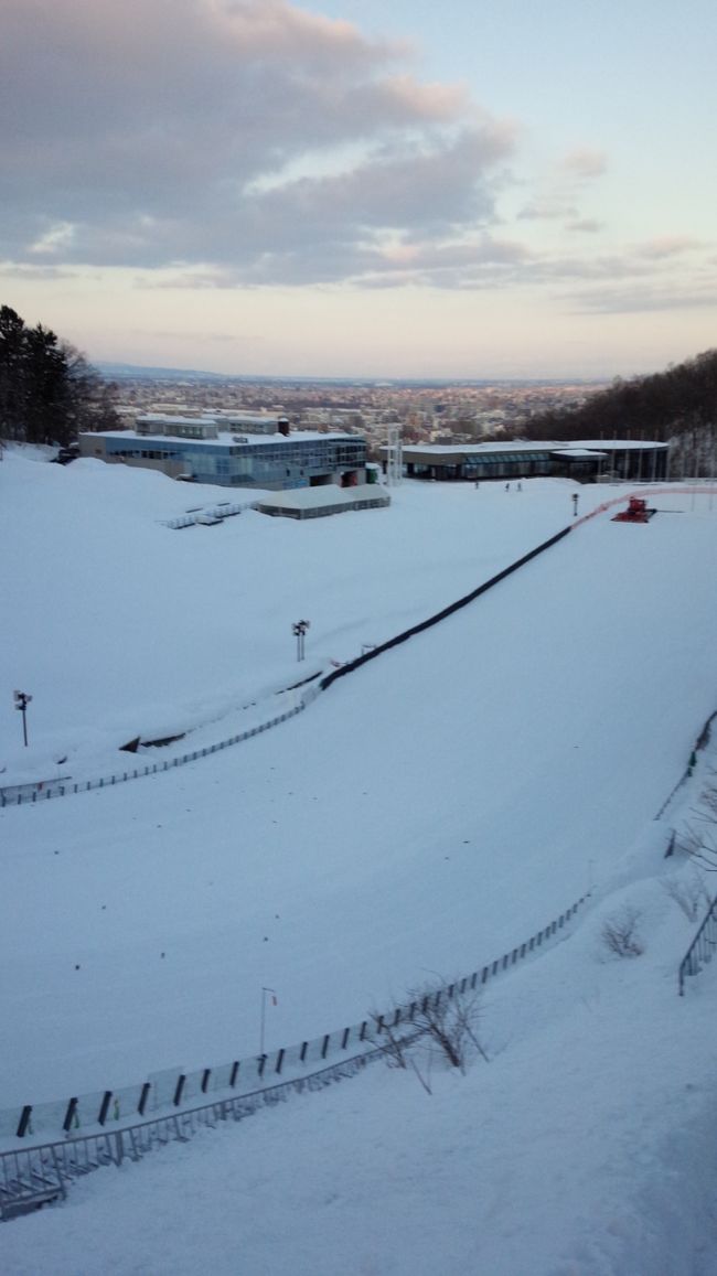 リフトに乗って最上部にある展望台へ向かいます。<br />徐々に札幌市街が見えてきました。