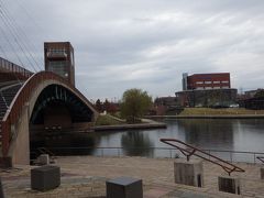 雲行きがあやしくなってきました。
次は富岩運河環水公園。
運河になっており、この橋は自転車を押して渡ることも可能。
