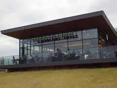 ここに来た最大の目的は、おしゃれなスターバックスに行くこと。
平日にもかかわらず、たくさんの人がまったりとくつろいでいました。