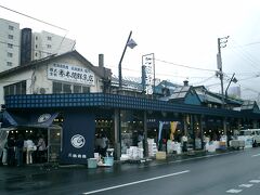 今回の旅の目的地は利尻・礼文島なのですが、初日は札幌周辺をドライブです。まず二条市場をお散歩です。あちらこちらのお店から「カニあるよ！」の声が掛かります。そんな中、魚屋の奥にあるお店でお寿司をいただきました。