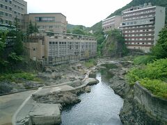 札幌の奥座敷・定山渓（じょうざんけい）温泉にやってきました。温泉街にはホテルが立ち並びます。