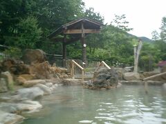 近くに立ち寄り湯を探したところ豊平峡温泉という日帰り入浴施設を見つけたので入ってみます。広くて静かな露天風呂は独占状態です。思わず長湯してしまいました。