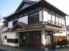 バスで白壁土蔵群エリアへ移動。

まだ9：00にもなっていないので、お店は開いていません。
ここは「久楽」という小物屋さん。
