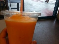 バスセンターの前にあった梅干屋さんで、
みかんフローズンが売られていたので
バスが来るまで休憩。