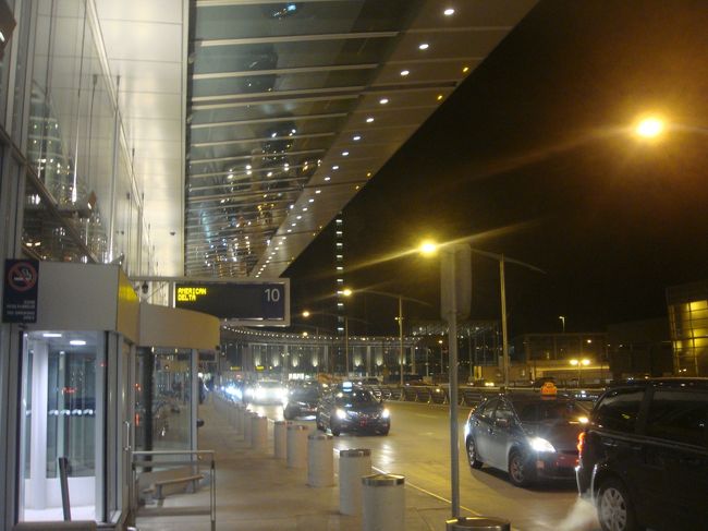 早朝のモントリオール空港
