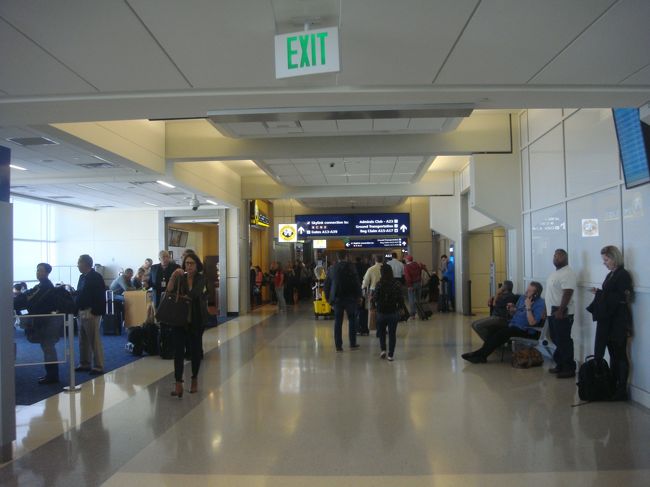 ダラスに到着、コンコースをどこまでも歩きます。