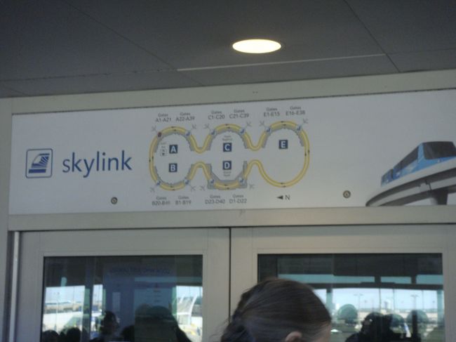 このようにモノレールに乗って飛行場を移動します。