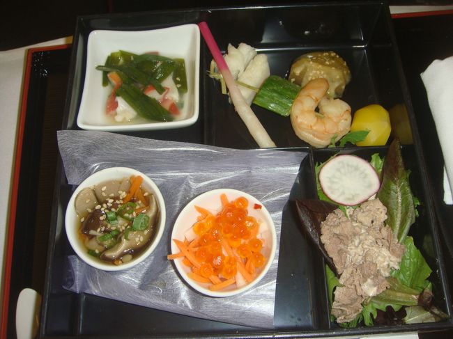 出発すると間もなく食事が出てきます。私は和食にしました。<br /><br />やはりCAは年配の方ばかりです。<br />その中でも私たちの列の係りの人は明らかに中気ということが見ていてわかるような状態の人でした。<br /><br />中気のCAがカチャカチャと音を立てて、手が震えているのがわかります。