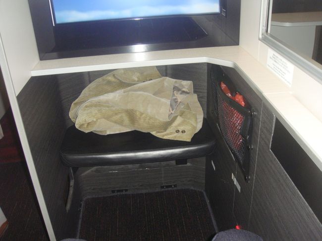 このシートがなんと本当にフルフラットになります。<br /><br />ビジネスのシートは多少角度がついていて、体が下に動いていくんですが、これは本当にフラットです。<br />