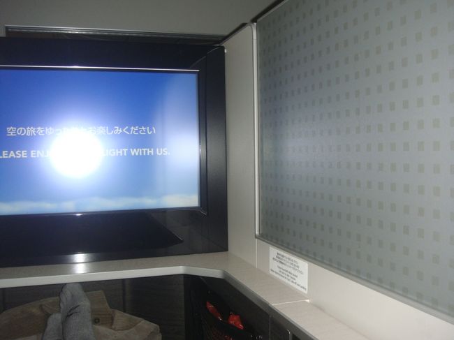 真ん中のついたてを引き上げると個室になります。