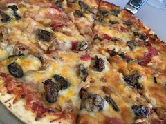 ダイビングの後はソンソン村にあるピッツァリアで
シーフードピザ！！
物価の高いロタなのでピザ1枚20ドル超えは仕方ないか…
たっぷりシーフードのアツアツピザおいしかったー