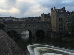 "パルトニー橋（Pulteney Bridge）"

橋を渡ると両側にショップが並んでいるそうです
あぁ、知ってたら行ってみたのに、残念です
