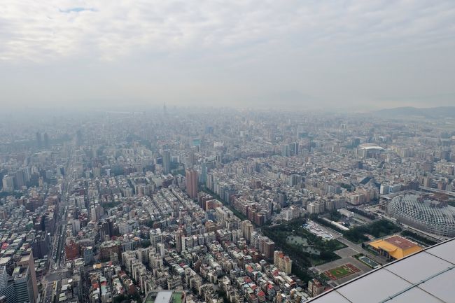 が、下りのEV乗り場まで高価な装飾品（昨今話題の赤珊瑚ばかり）が並んだ店の中を歩かされ、ややうんざり。 <br />ようやく乗ったEVで地上に45秒かけて戻り（何故か下りの方が遅い）、地下鉄に飛び乗って空港へ。<br />この松山空港ってのは本当に近いですね。<br /><br /> 思えば、昼を食べてなかったので、ここで最後の牛肉麺。