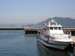 大津島に到着しました。この巡航フェリーに乗ってきました。乗客は私を含めて７人です。