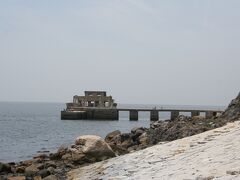 港を右手に進むと「大津島ふれあいセンター」があり、夏場使用されるであろう木造のコテージが並んでいます。その横を進むと港の向かい側の海に回天発射訓練場が見えてきましたので、ズームにして写真を撮りました。
