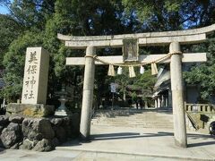 １０：４５　　美保神社

鳥居の向こう側に海が見える神社。