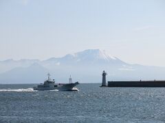 海のすぐ近くをドライブ。

大山が富士山みたいに雄大に見えました。