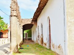 サルテヴェ教会の前にはサルテヴァ公園が広がっている。公園では地元の人の憩いの場となっているが、近くの建物は遺跡のようになっている。