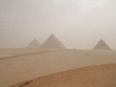 カイロといえば、ピラミッド。
季節外れの砂嵐で、何もかも砂だらけ。
盗掘の穴はすごく狭かったです。