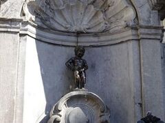 ＰＭ１３：３０　◆小便小僧◆

やっと会えました。
小便小僧の「ジュリアン君」

よく世界三大がっかりと言われてますよね。
小さい、小さいと聞いていたので、そんなにもがっかりはしませんでしたが(^_^;)