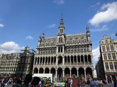 ＰＭ１５：３０　◆王の家（小便小僧の衣装館）◆

こちらでは、さっき見たブリュッセルのマスコットボーイ「ジュリアン」君の衣装が展示されています。
因みに入館料は４ユーロでした。