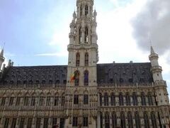 ＰＭ１４：００　◆世界遺産 グランプラス◆

ブリュッセル観光で最も楽しみにしていた場所。
期待以上のあまりの存在感に完全に圧倒されました。

人間、あまりにすごすぎるものに直面すると何も言葉が出てこないものだなと…
私達４人が全員「わぁーーー！！」としか言いようがなかったです（笑）

こちらの市庁舎は約６００年以上も前に建てられたそうですが、細部にまで至るその建築の繊細さに感動いたしました。

