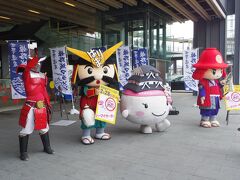 三宮のロッカーに荷物を置いて（今まで背負いながら歩いてました）、身軽になったところで姫路へ...((((=・o・)ノ ゴーゴー♪
JRで50分くらいです。あっという間！

姫路駅では、ゆるキャラたちが2/28の姫路城マラソンの告知を行っていました！