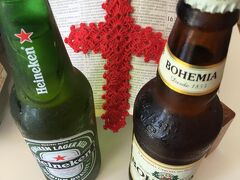 聖書の前に.....ビールをバーン！！これもブラジル.....。
