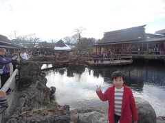 浅間神社から来た道を戻り、忍野八海のメインともいうべき涌池に。