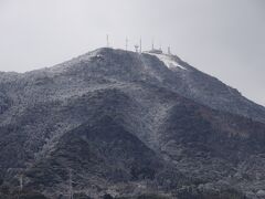 北九州の名山皿倉山。山頂は真っ白でスキー場で見る山のよう。