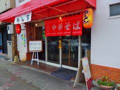 昼食場所を求めて中央市場に昔からあるレストラン棟？に向かいます。
こちらは七条通りにある中華料理屋さんめん家。
このお店、ずっと以前からある老舗？ラーメン屋さん。
テーブルやカウンターにはプラスチック製のざるやボウルに殻つきのゆで卵が置かれており無料で提供されています。最近そういうお店がなくなってきましたが、今もその伝統が守られている（ハズの）ラーメン屋さんです。
中央卸売市場周辺のラーメン屋さんの中にはこんなサービスをしているお店はほかにもあるようですが。
めん家（食べログ）HP　http://tabelog.com/kyoto/A2601/A260203/26002238/
