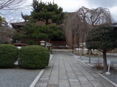 さて、一転京の西の方角へ。千本釈迦堂です。

右手奥の枝垂れ桜は「お亀桜」と呼ばれています。