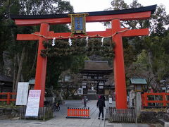 午後からは松尾大社へ。

鳥居には榊が吊り下げられています。うるう年の今年は13本。お正月に架け替えられたもので、まだみずみずしさが残っています。