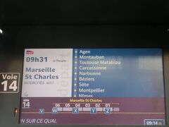 さて、今日はボルドから日帰り小旅行！
カルカソンヌへ。


9:31発マルセイルMarseille St Charles行きICでカルカソンヌを目指します。
14番線から出発です。

ネットで時刻表を確認するとトゥールーズで乗り換えが必要な列車が多かったのですが、9:31発は乗り換え無し。楽だし、何よりも乗り換え時のドキドキを味わわなくて済むので安心です。
安心し過ぎて、マルセイルまで行ってしまわないよう気をつけないと（笑）

ということで、停車駅をチェックするため、メモ代わりにこの電光掲示板をカメラに収めておきました。