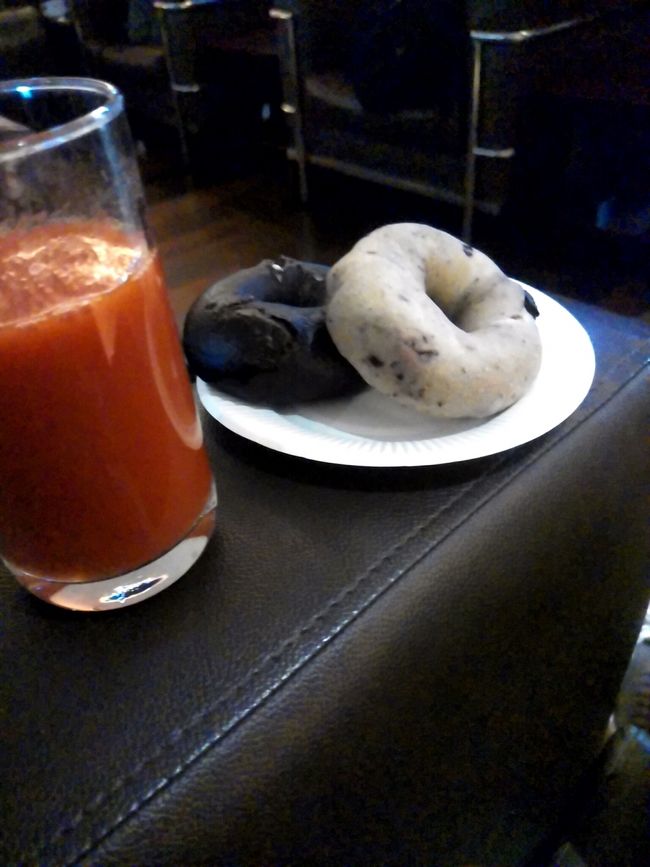 修行最終日。羽田-石垣の往復です。この区間も国際線の国内区間なのでアップグレードはしません。この日は祝日で翌日休みを付けると4連休となるため家族連れが多かったです。一般のチェックインカウンターが激混みでしたがスタアラゴールドを持っていったのでプレミアムチェックインカウンターを使わせていただきました。<br />朝はパンがあるカードラウンジがいいですね。