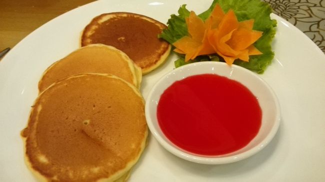 パンケーキwithシロップをオーダーしたら<br />「シロップ？本当にシロップ？」と念を押されたけど、こんなシロップでした・・・・<br />かき氷にかけるシロップにはちみつを混ぜたような？<br />少々謎のお味でした。<br /><br />シロップってメープルシロップなのかと思ったよ・・・・。