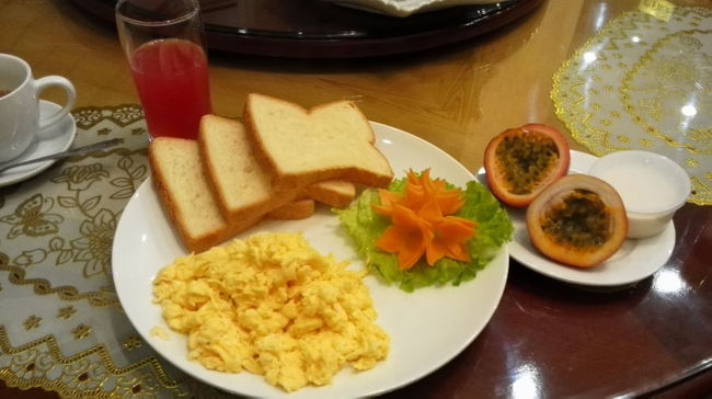 翌日は普通にスクランブルエッグをお願いしました。<br />ドリンク、フルーツ、ヨーグルトはセルフサービスです。<br />写真のスイカジュースはたぶん厨房で絞っているのでは・・・・超スイカでした。<br />