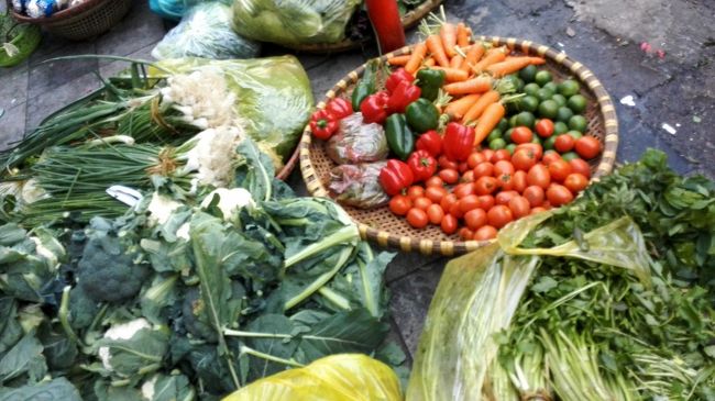 翌日は早起きしてマーマイ通りの朝市へ。<br />野菜が鮮やか！