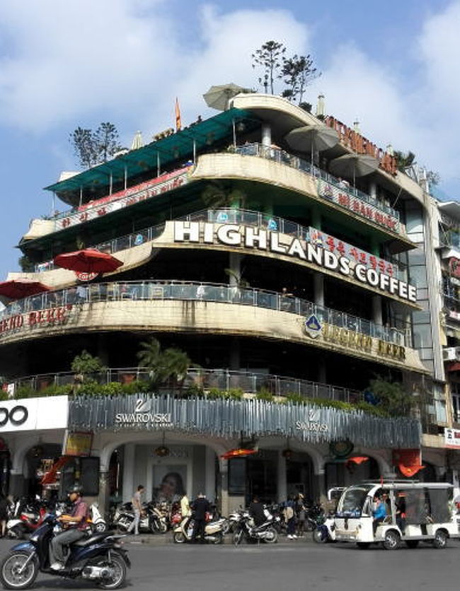 昼間のハイランドコーヒー。<br />このビルのすぐ右側がファニー。