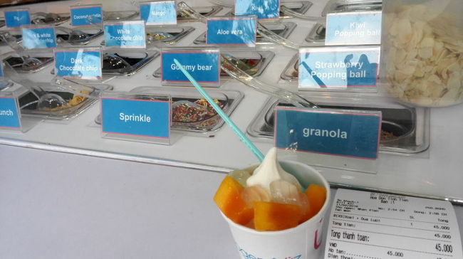 トッピングがすごくたくさん！<br />フローズンヨーグルトはサッパリしてて甘すぎず、味の濃いものを食べた後におすすめ。<br />一番小さいカップで4.5万VND。