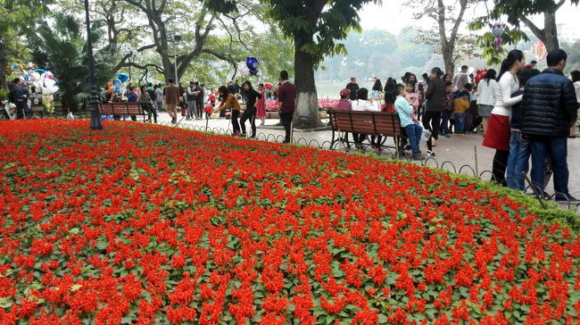 ホアンキエム湖。<br />すごく混んでいました。<br />屋台や風船売りの人がたくさん出ていて正月気分ですなー。