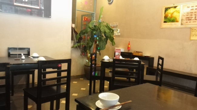 ランチはブンチャーのクアンネムへ。<br />旧正月のせいか？一人もお客さんがいませんでした。<br />店内は清潔で広々。