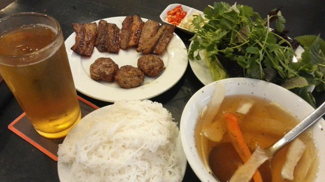 ブンチャー6.8万VND、アイスティー6,000VND。<br />正直、イマイチ。<br />スープの野菜はピーラーで剥いただけなので長すぎて食べにくいし、焼き肉も硬い。<br />ダックキムの方が数倍おいしいよ！！