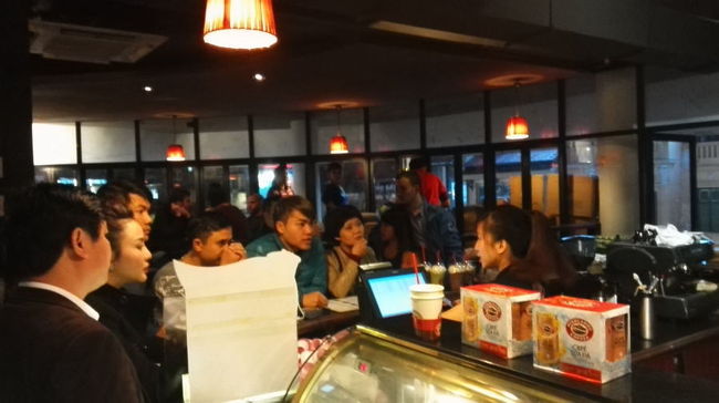 夜はふたたびハイランドコーヒー。<br />ものすごく混んでいて、レジに群がる人たちを一人で対応してるので大変そう。<br />というより、割り込むのが大変。