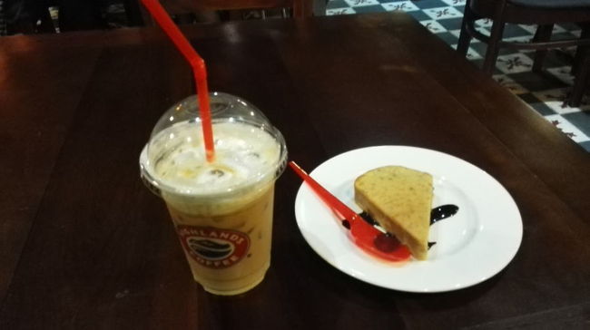ラテ（4.5万VND）とバナナケーキ（1.9万VND）。<br />バナナケーキはオーダーすると温めてチョコレートソースをかけてくれます。<br />ラテは高い上に時間がかかるけど、普通のアイスコーヒー（1.9万VND）にミルクを入れたのとどう違うのか分からん。