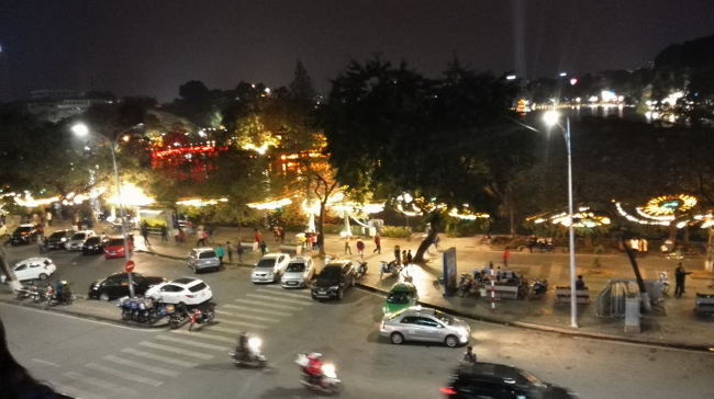 ハイランドコーヒーのテラス席からの眺め。<br />夜のテラス席は常に満席ですが、意外と早めに帰る人が多いので、テラス席の近くで張っていると結構座れます。<br /><br />こうしてハノイの夜はふけていく・・・・・・つづく。