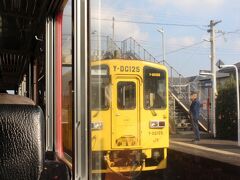 確か南大分駅。

ここでも行き違い。

黄色の普通列車とすれ違い。