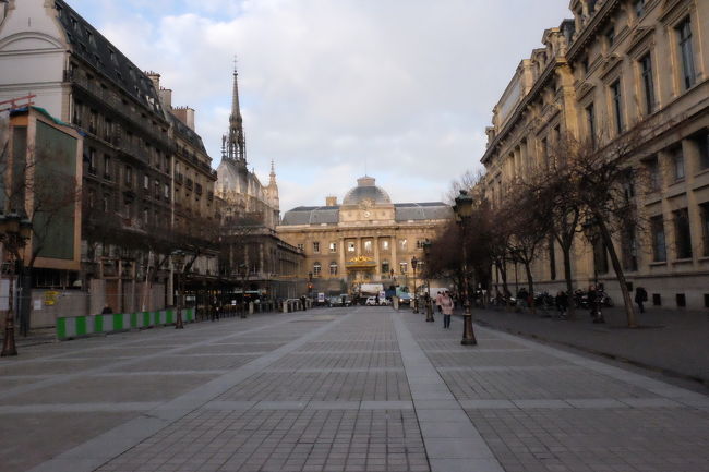 地下鉄でシテ島にやってきました。<br />朝早いので、人もまばらです。