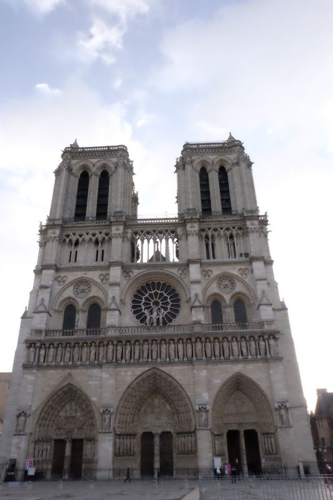 1991年にユネスコの世界遺産に登録されたノートルダム大聖堂です。<br />まずは、こちらから見学です。<br />教会内部は無料です。